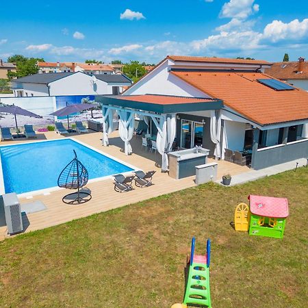 Villa Beauty With Heated Pool And Jacuzzi Kanfanar Exteriér fotografie
