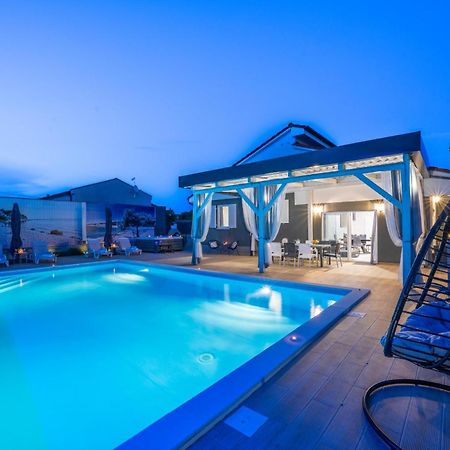 Villa Beauty With Heated Pool And Jacuzzi Kanfanar Exteriér fotografie
