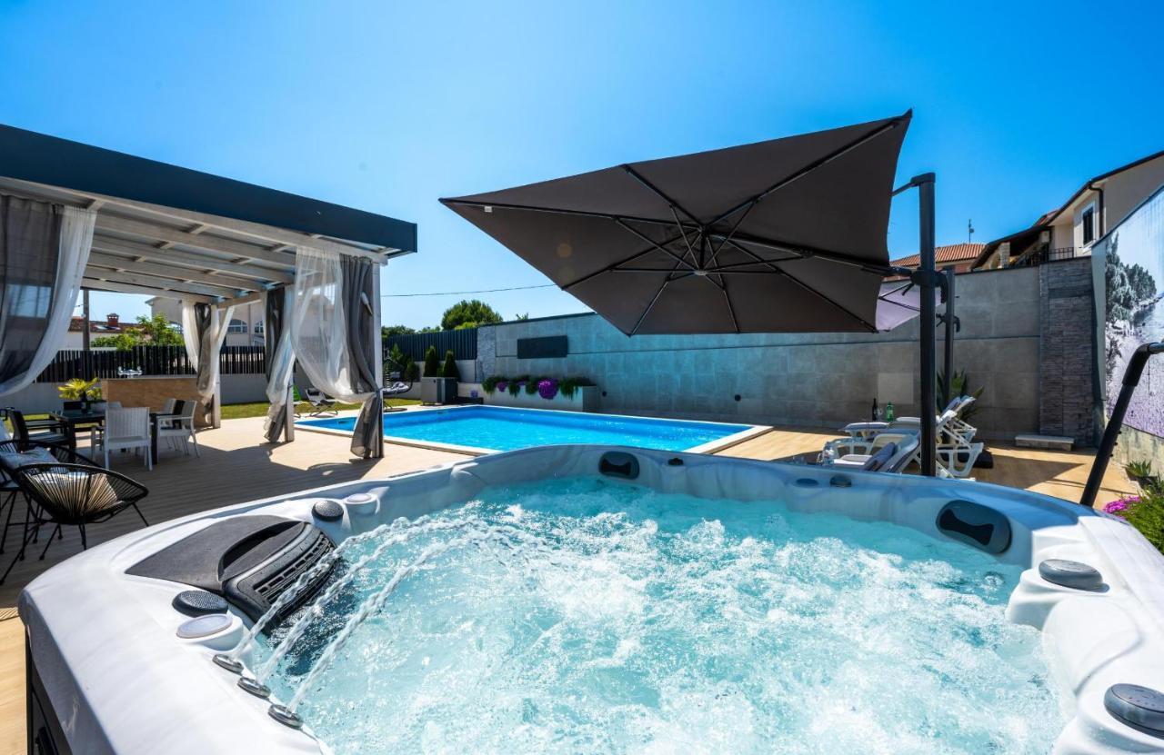 Villa Beauty With Heated Pool And Jacuzzi Kanfanar Exteriér fotografie