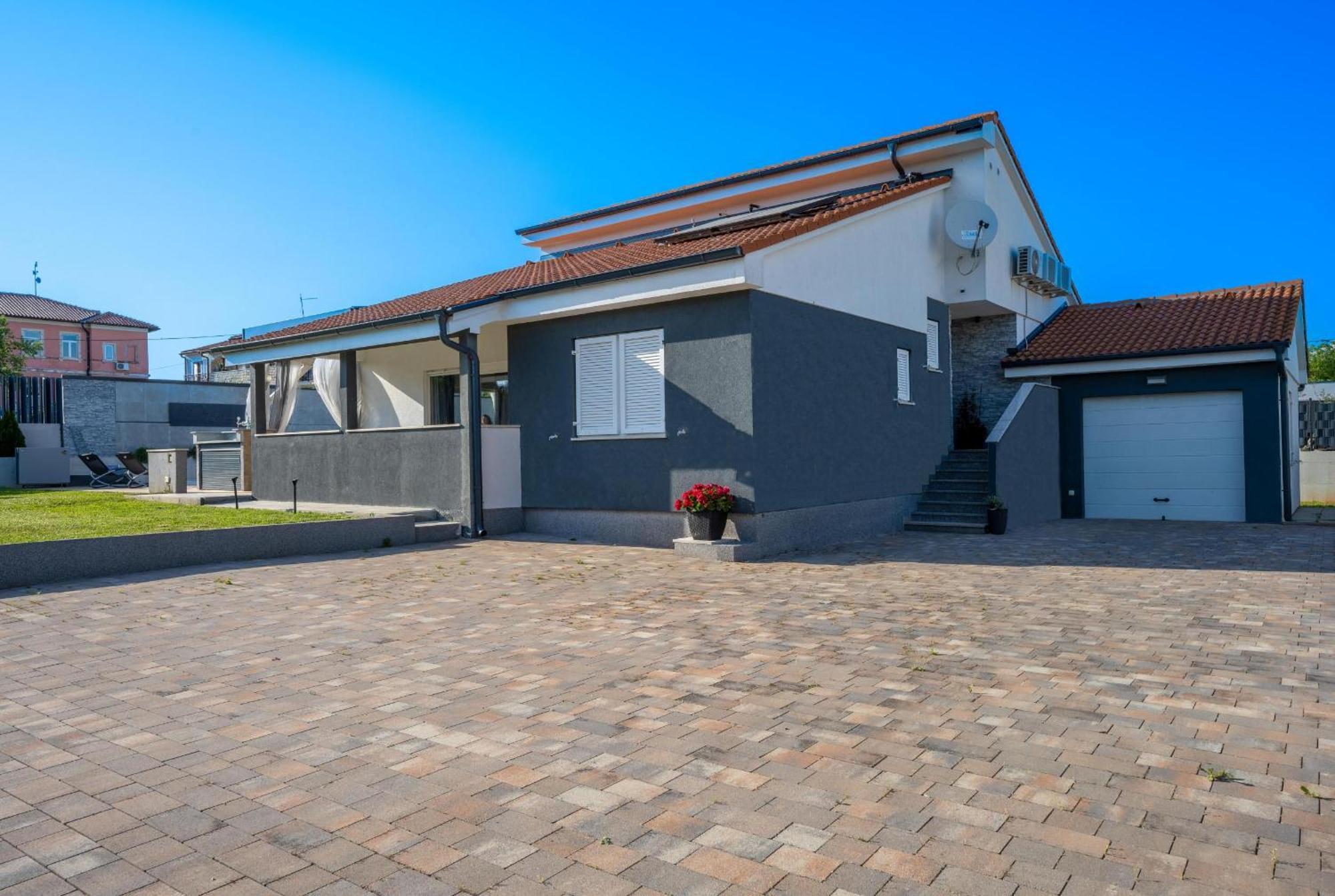 Villa Beauty With Heated Pool And Jacuzzi Kanfanar Exteriér fotografie