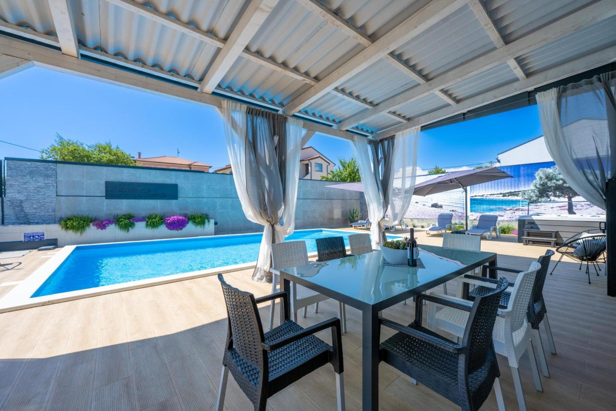 Villa Beauty With Heated Pool And Jacuzzi Kanfanar Exteriér fotografie