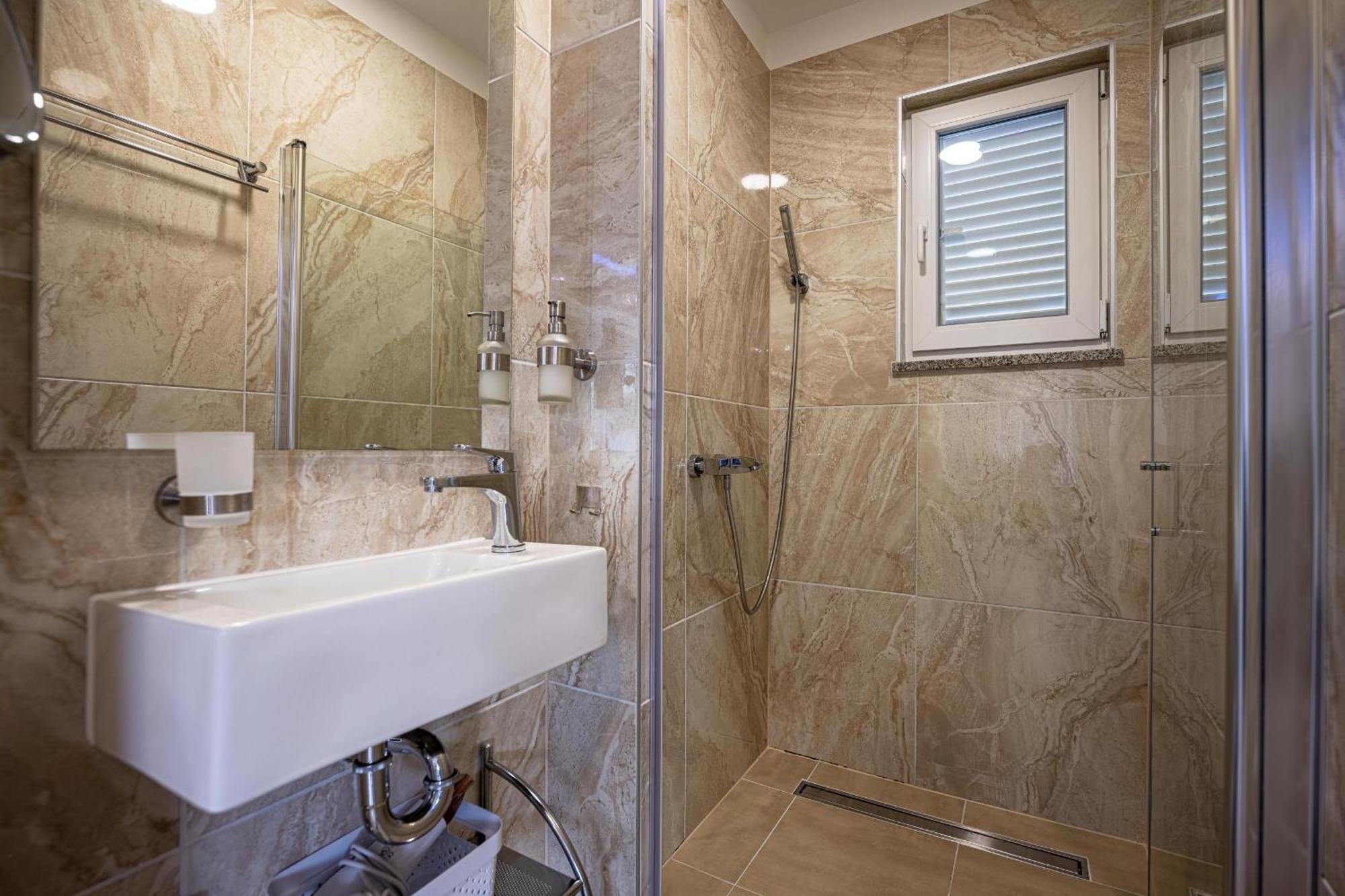 Villa Beauty With Heated Pool And Jacuzzi Kanfanar Exteriér fotografie