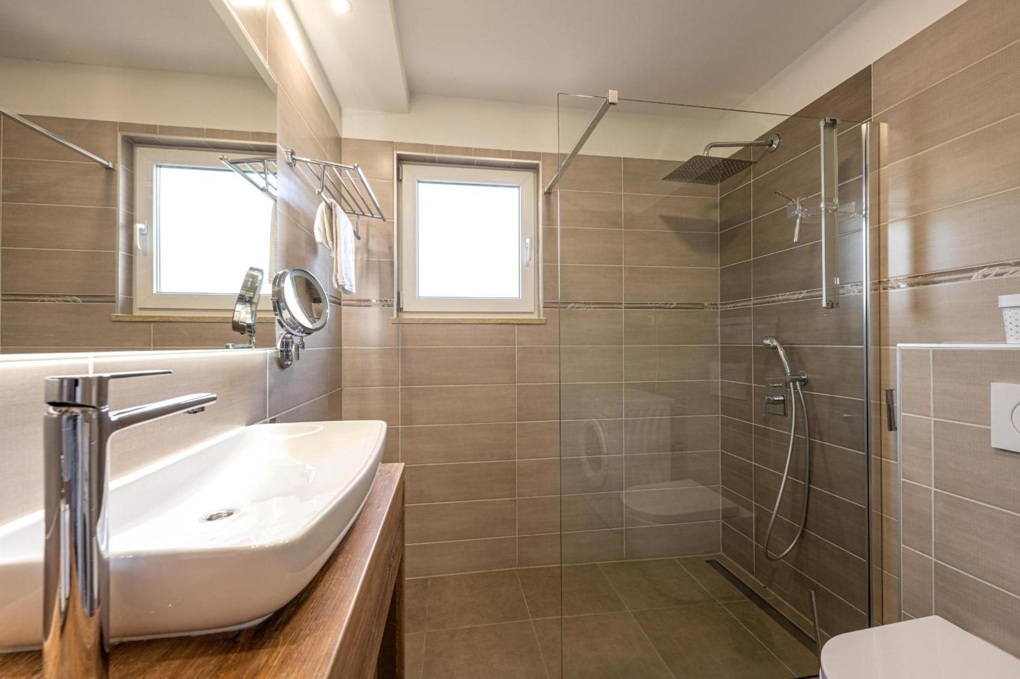Villa Beauty With Heated Pool And Jacuzzi Kanfanar Exteriér fotografie