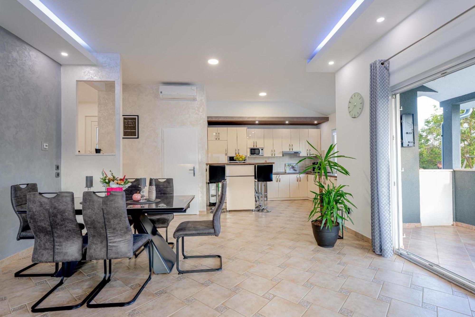 Villa Beauty With Heated Pool And Jacuzzi Kanfanar Exteriér fotografie